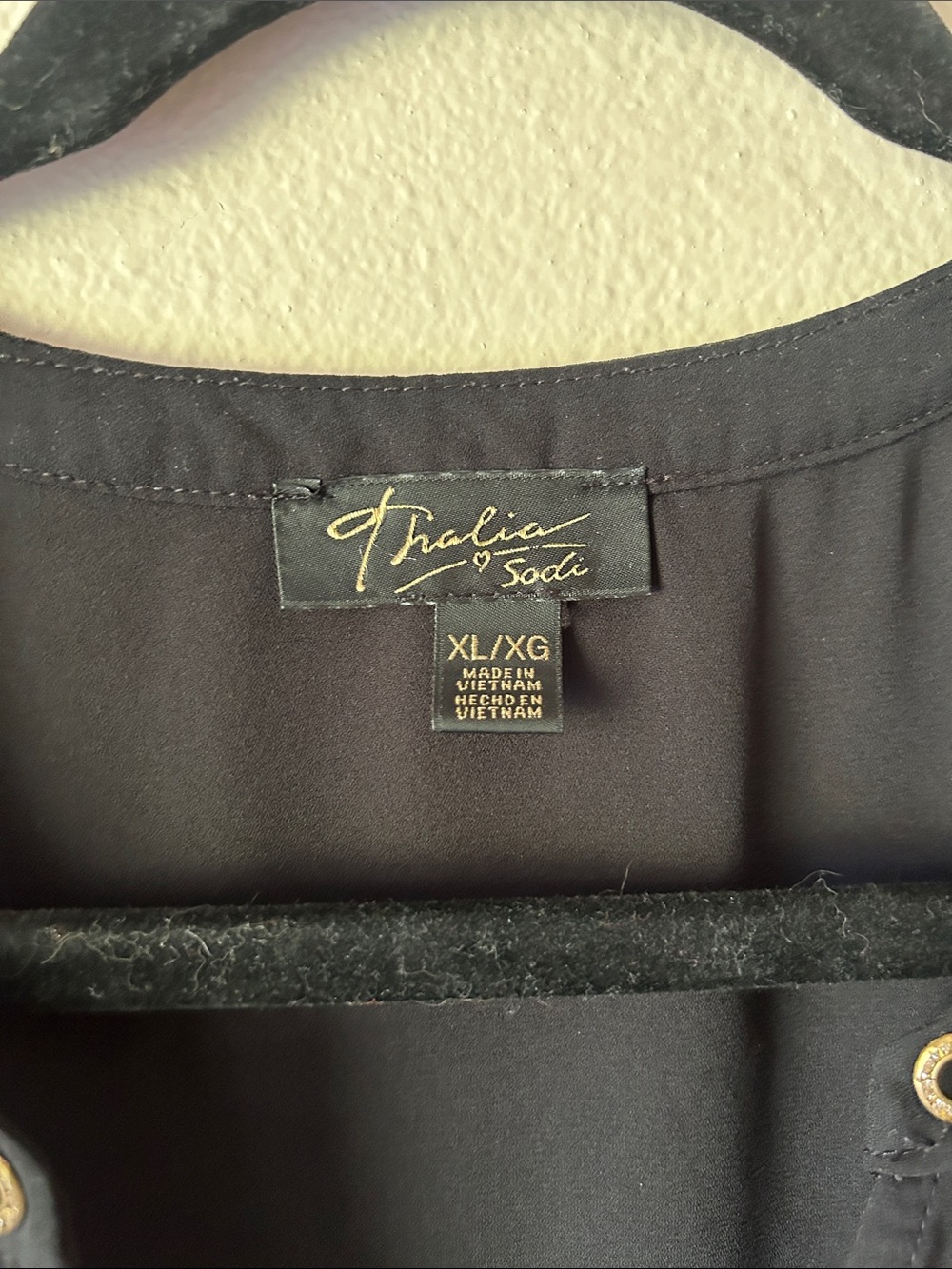 Apt. 9 Black Short Sleeve V-Neck Blouse with Grommet Detail - Picture 2 of 2